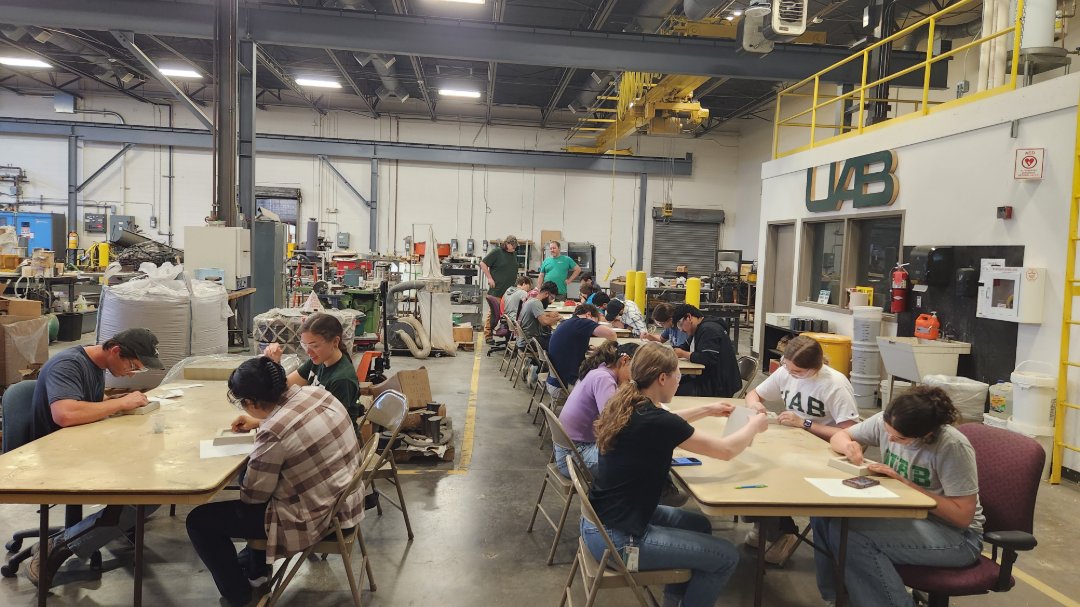 METALforAmerica's tweet image. Our team stopped by University of Alabama Birminghams’s foundry to see the first @UABNews METAL bootcamp in action! 🔧🔥

UAB is giving students hands-on training in casting, CAD, 3D printing, machining &amp;amp; more—building the future of manufacturing.

👉 brnw.ch/21wSXLT