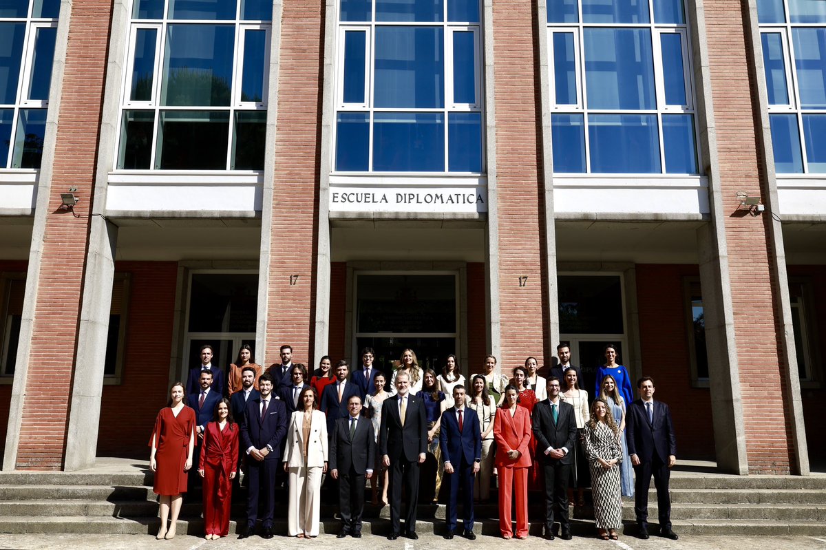 El Rey ha presidido la entrega de los Reales Despachos a los nuevos secretarios de Embajada de la LXXVI promoción, que han superado una oposición y un posterior curso selectivo en la Escuela Diplomática.

➡️casareal.es/ES/Actividades…