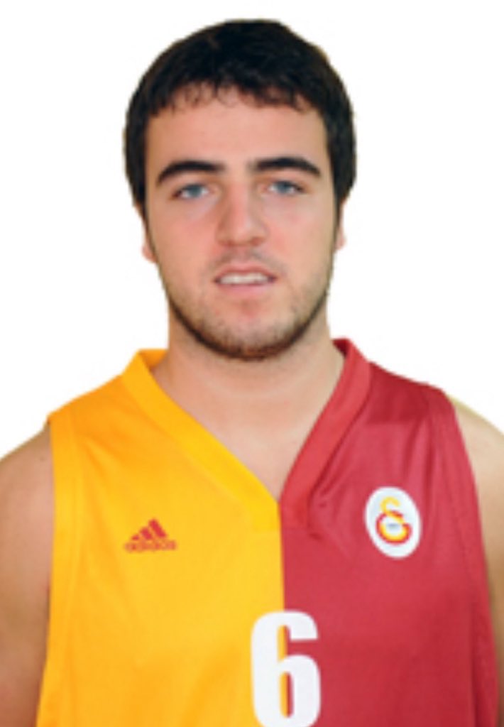 Basket futbola benzemez goçum birine 10 bin birine de 800 bin kişi gelir