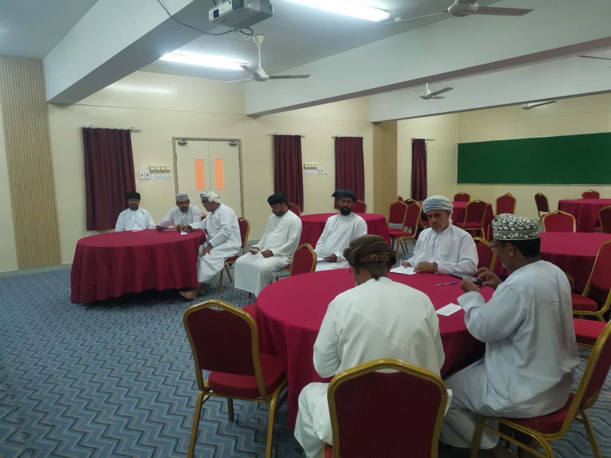 مدير المدرسة يجتمع بسائقي الحافلات بمشاركة الأستاذ محمد الجلنداني منسق شؤون مدرسية لمناقشة آلية العمل خلال فترة الاختبارات للصفوف (٥–١٢)، مؤكدًا على أهمية الالتزام بمواعيد النقل لضمان راحة الطلبة واستعدادهم التام للاختبارات.🌹🇴🇲
#تعليمية_شمال_الشرقية