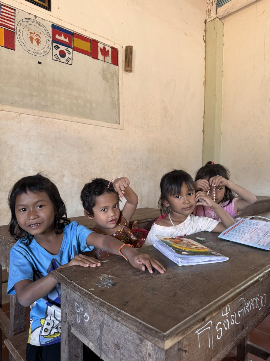 vvendouble's tweet image. Urgence Cambodge :

Twitter / X j’ai besoin de votre aide.
Début janvier, j’ai fait du volontariat dans une école au Cambodge en tant que professeur d’anglais pour des enfants de 4 à 18 ans.

Mais aujourd’hui, l’école est sur le point de fermer ❗️
(1/4)