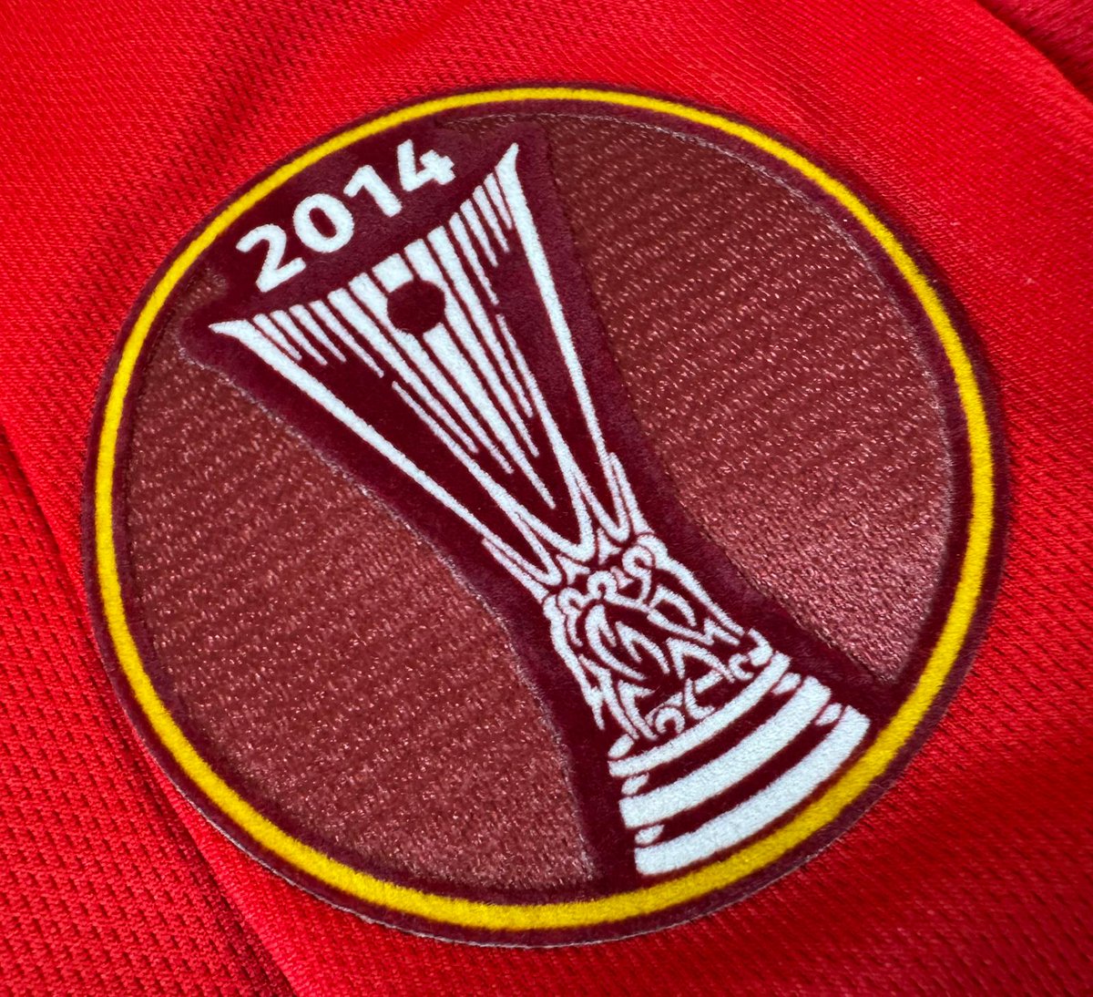 Las camisetas de la final de Varsovia fueron las primeras de New Balance en el <a href="/SevillaFC/">Sevilla Fútbol Club</a>, aprovechando lo especial del partido para tomar el relevo de su filial Warrior.

Llevaban además el parche exclusivo como campeones vigentes de la <a href="/EuropaLeague/">UEFA Europa League</a> anterior.