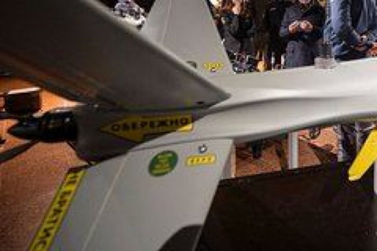 На этой неделе Украина впервые применила против орков носители FPV-дронов «Гоголь-М»
Предельная дальность применения «Гоголя-М» оценивается в 300 километров. Автономная система для доставки FPV-дронов в заданное место и их наведения на цель использует искусственный интеллект.