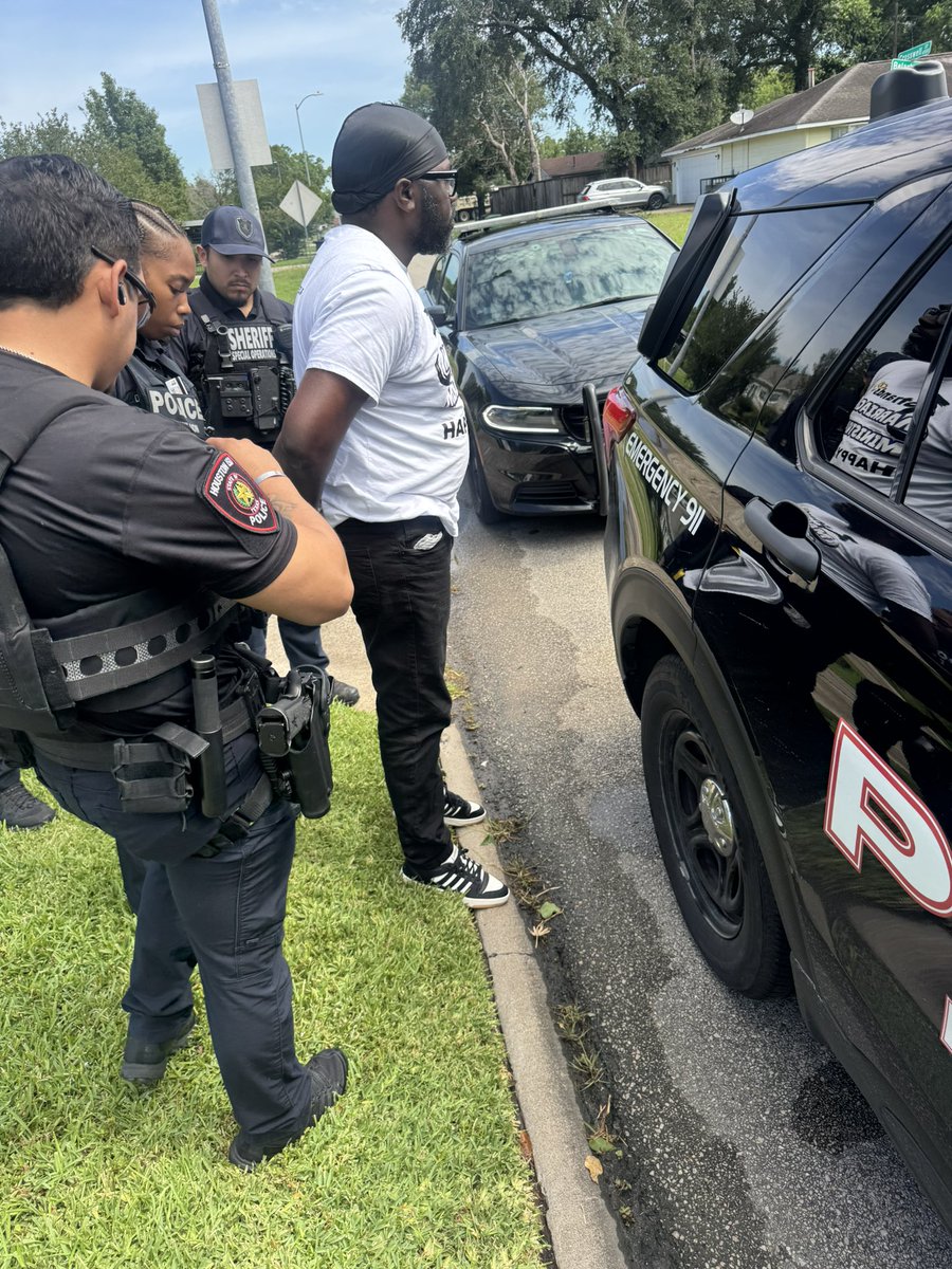 HCSO_D3Patrol's tweet image. Teamwork at its finest.
With assistance from @HISDPolice and @HCCOPct3 , D3 CRU deputies took a wanted Felon into custody on a felony stalking warrant. A loaded Taurus 9mm was recovered. Great collaboration across agencies to keep our community safe.