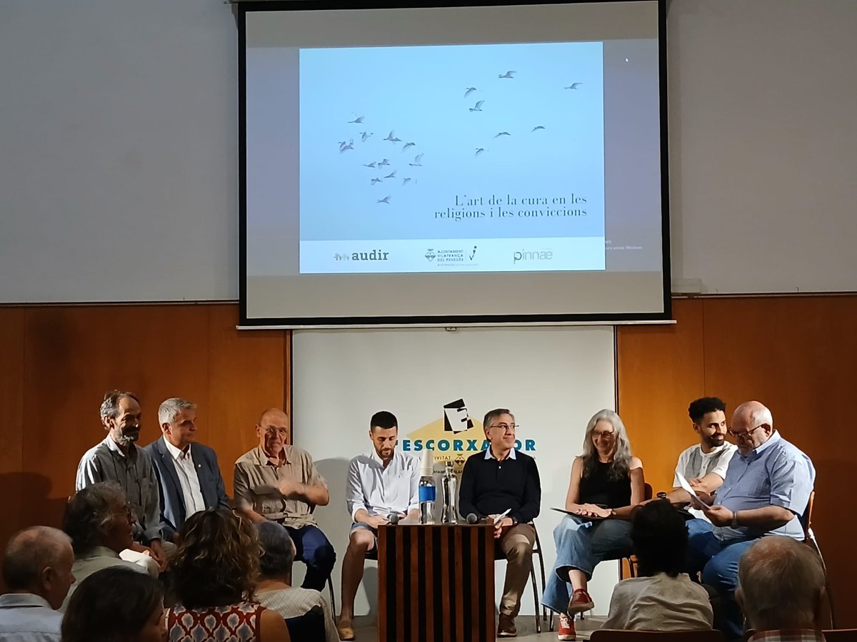 VilafrancaAj's tweet image. 🗣️La regidora de Solidaritat i Cooperació, @monarfe ha presentat la taula rodona sobre l’art de la cura en les religions i les conviccions organitzada pel Grup de Diàleg Interreligiós i Interconviccional de #Vilafranca amb el suport d’@_AUDIR a l’Escorxador.
#capitaldelvi