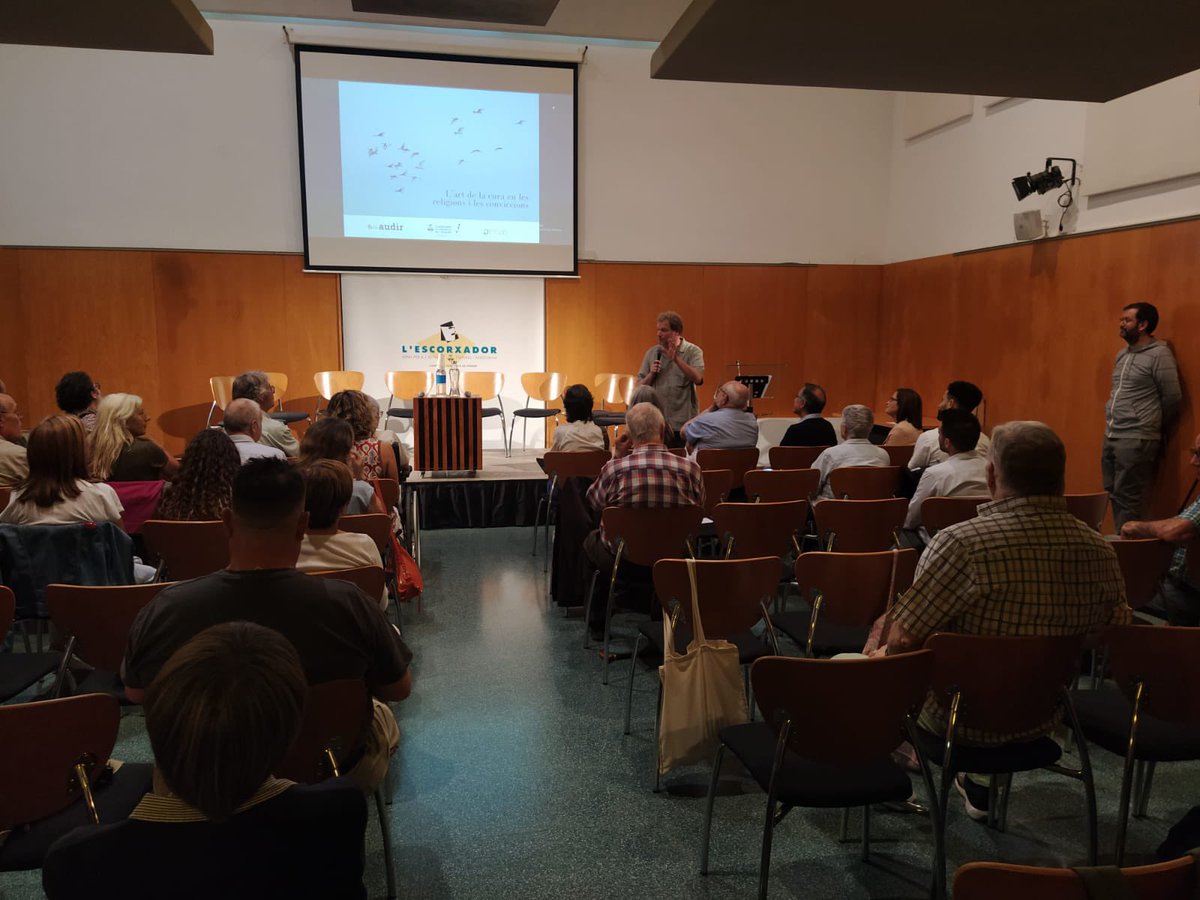 VilafrancaAj's tweet image. 🗣️La regidora de Solidaritat i Cooperació, @monarfe ha presentat la taula rodona sobre l’art de la cura en les religions i les conviccions organitzada pel Grup de Diàleg Interreligiós i Interconviccional de #Vilafranca amb el suport d’@_AUDIR a l’Escorxador.
#capitaldelvi