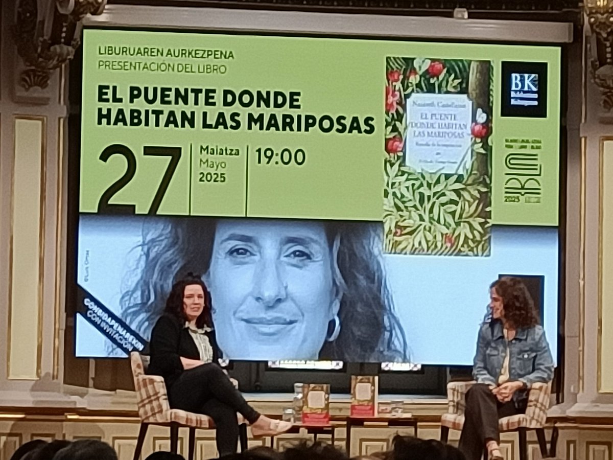 En la Biblioteca de Bidebarrieta, la periodista de <a href="/deia_eus/">DEIA</a> #SaraCabrera entrevistando a la investigadora #NazaretCastellanos en la presentaciòn de su libro "El puente donde habitan las mariposas"