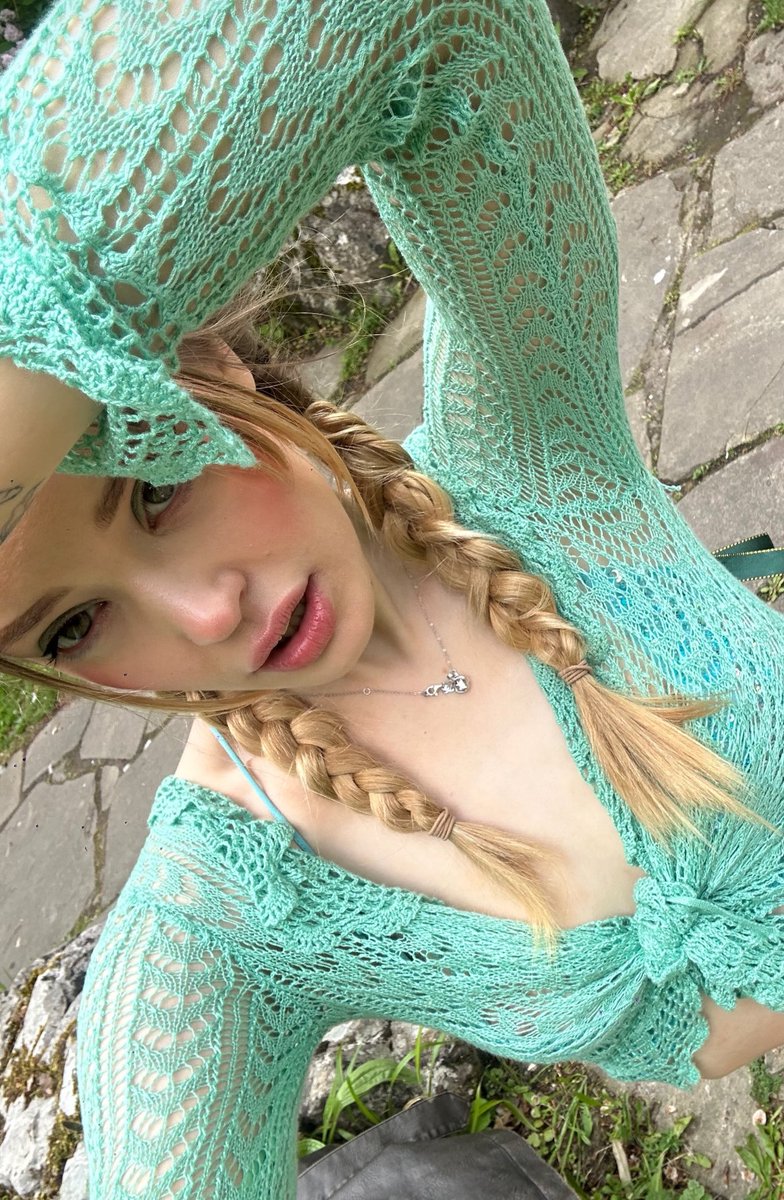 lexiethinkr's tweet image. her makeup and outfit suits her sooo much 🫶🏻