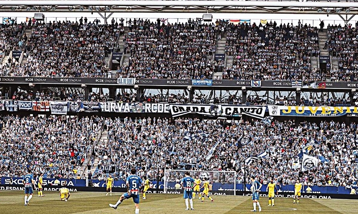 Vibra de Montjuich y primeros años de Cornellá. 
Volverán banderas victoriosas.
#RCDE