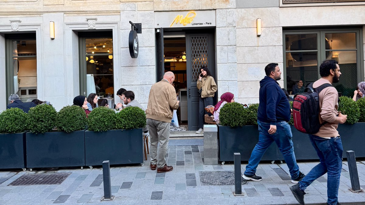 Genelde sevdiğimiz mekanlar kapanır, biz üzülürüz, burada da karamsar mesajlarla paylaşırız üzüntümüzü. 

Amaaa

Bu sefer farklı. Sevdiğim bir mekan, Mahir Lokantası, bizim semte de şube açmış. Hem de gündelik güzergahımın üstünde. Tadından yenmez. 

(Reklam falan değil)