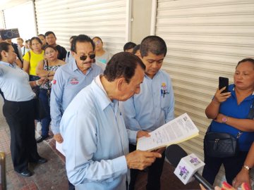 heraldodetab's tweet photo. #AlMomento | A su arribo el Secretario General de la Federación de Trabajadores Obreros Tabasqueños, #FTOT señala que todas las prestaciones deben darse a los trabajadores de #DelSol sin represalias
📸 Carlos Pérez
📹 Marco López https://t.co/Voy5cGImyY
