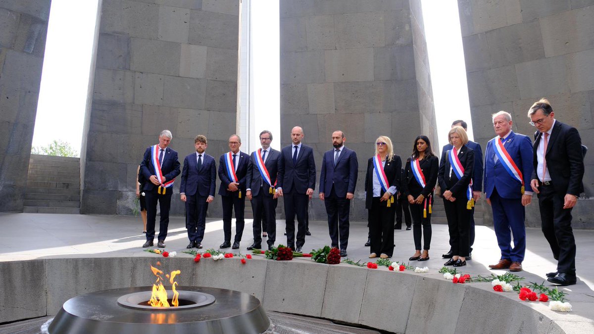 iflorennes92's tweet image. À Erevan avec @jnbarrot, nous avons rendu hommage aux victimes du genocide arménien 🇦🇲 ainsi qu’au vice-amiral Dartige du Fournet qui a sauvé des milliers de vie. 

Par la signature de plusieurs accords 🤝, le ministre a également souhaité réaffirmer le soutien indéfectible de la…