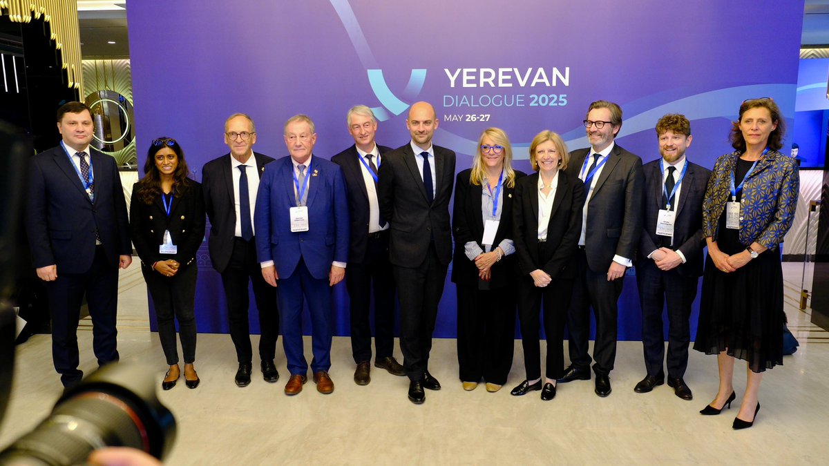 iflorennes92's tweet image. À Erevan avec @jnbarrot, nous avons rendu hommage aux victimes du genocide arménien 🇦🇲 ainsi qu’au vice-amiral Dartige du Fournet qui a sauvé des milliers de vie. 

Par la signature de plusieurs accords 🤝, le ministre a également souhaité réaffirmer le soutien indéfectible de la…