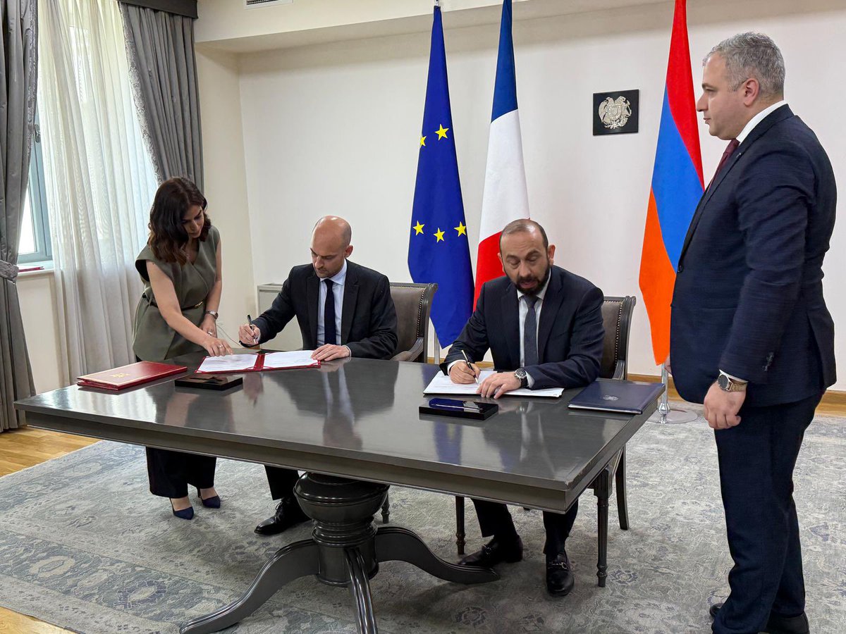 iflorennes92's tweet image. À Erevan avec @jnbarrot, nous avons rendu hommage aux victimes du genocide arménien 🇦🇲 ainsi qu’au vice-amiral Dartige du Fournet qui a sauvé des milliers de vie. 

Par la signature de plusieurs accords 🤝, le ministre a également souhaité réaffirmer le soutien indéfectible de la…