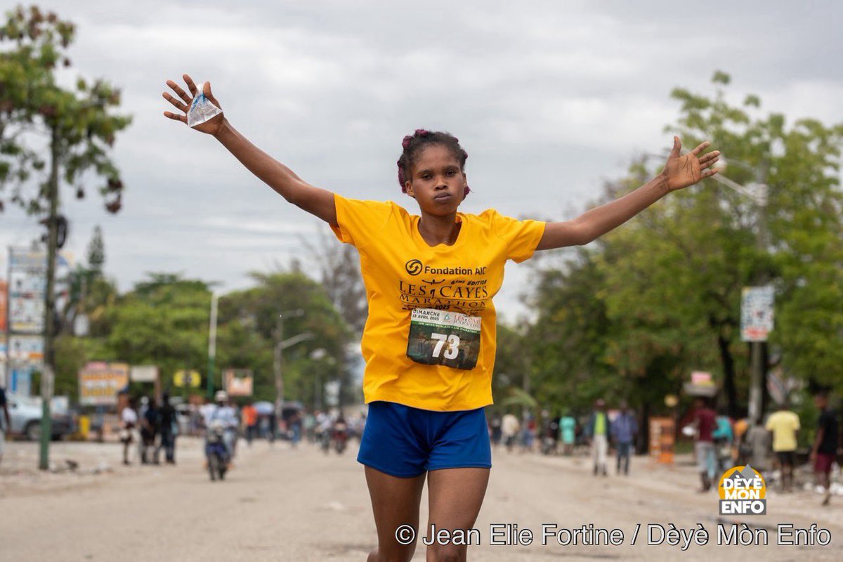 Sizyèm edisyon #lescayesmarathon te fèt mwa pase a anba yon syèl twoub, men san lapli, jis kèk jou apre inondasyon te afekte tout rejyon an. Kòm chak ane, pakou a te kòmanse kavayon li te fini nan sant vil Okay, nan depatman Sid.
📸 <a href="/JeanElieRider/">Jean Elie Fortuné</a> / <a href="/DeyeMonEnfo/">Dèyè Mòn Enfo</a> 
HAITIMAGAZINE#53