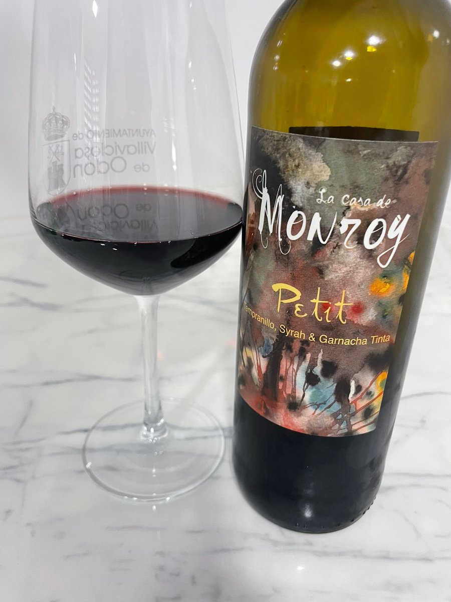 barrica_llena's tweet photo. Hoy en #BarricaLlena un vinito con alma madrileña: Petit de La Casa de Monroy. Fresco, frutal y sorprendente de #LaCasadeMonroy en @VinosdeMadridDO. ¡Perfecto para tus noches de relax!
Reseña completa: https://t.co/GzA2Yyxe44
#Vino #VinosDeMadrid #LaCasaDeMonroy #WineLovers https://t.co/VcWUxqeRTZ