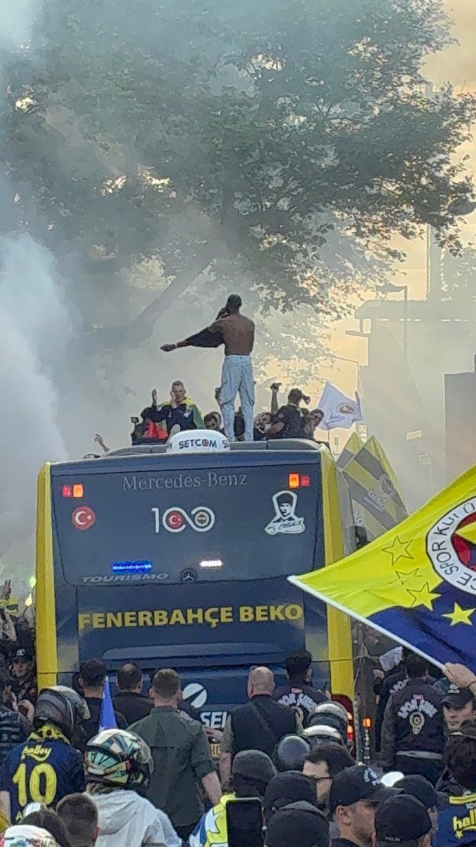 _burakaslan's tweet photo. Bağdat Caddesi ♾️ FENERBAHÇE 

Seni çok seviyorum @Fenerbahce 

#FenerbahceBeko 🏆 #EuroLeague25 https://t.co/tdS5tsdJV5