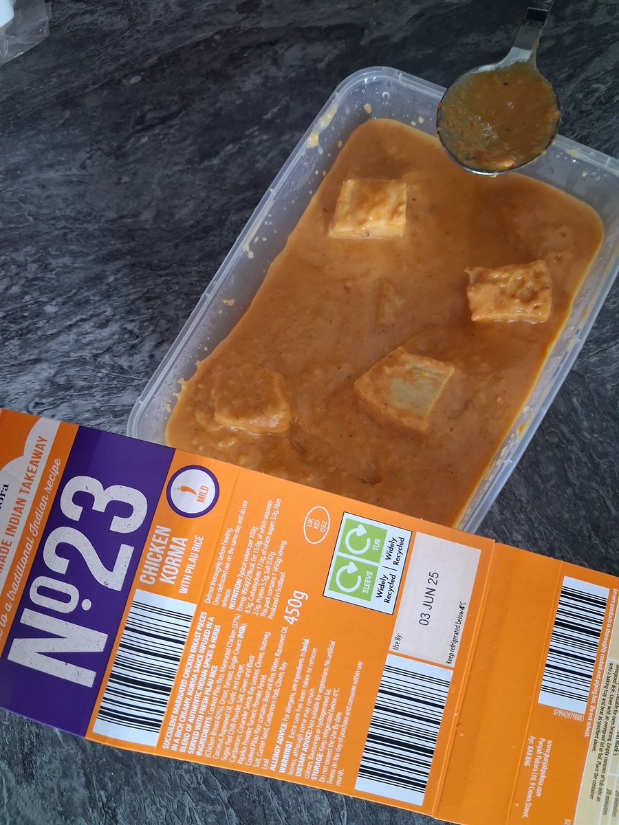 JENIPENIHAAD's tweet photo. @AldiUK Come on Aldi (and Punjab Pakora people) - only 4 tiny pieces of chicken in this ready meal! #disappointedmuch https://t.co/1sP5IZaKir