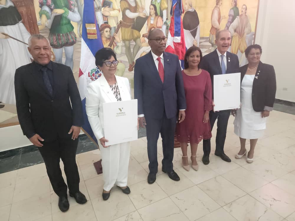 Embajador de Cuba en R. Dominicana y el Rector Magnífico de la UASD presidieron Acto de entrega de Categoría Docente Especial de Profesor Invitado.
<a href="/univrsdadvarona/">Universidad de Ciencias Pedagógicas E. J. Varona</a> 
<a href="/Cu/">cu</a>