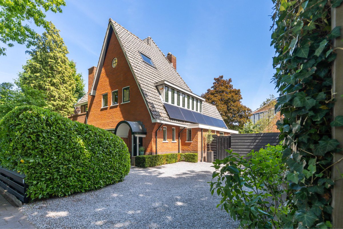 Dop Makelaars biedt aan: Crailoseweg 27 te Huizen.
Een karakteristieke half vrijstaande villa met 5 slaapkamers, 2 badkamers, garage en energielabel A! 
Verkoopinformatie: dop.nl/woningen/crail…