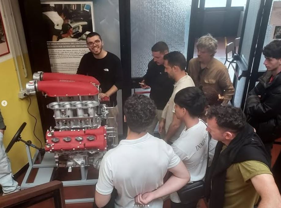 cipfpfaitanar's tweet photo. Alumnado y profesorado de las familias profesionales de Transporte, Mantenimiento y Electricidad realizaron la semana pasada una estancia técnico-formativa en Italia 🇮🇹 donde visitaron varias fábricas y museos del Motor Valley en la región de Emilia Romagna como @Zonda_Zippa https://t.co/rbDXVxdOGZ