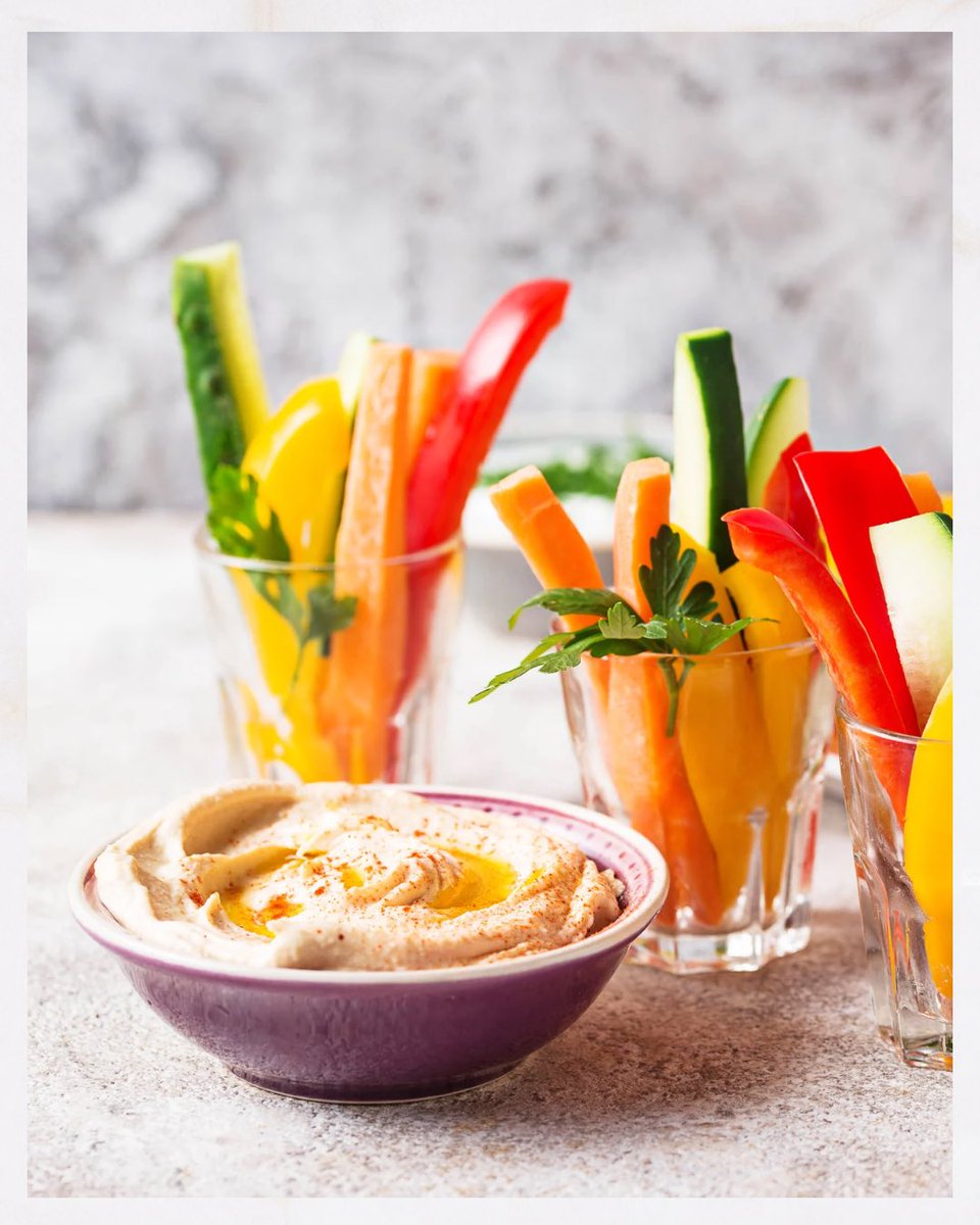 SeattleSutton's tweet image. Feeling a little “off” after your long weekend? 🫠 Try some of these healthy snacks that’ll give you the midday boost you need to power through the rest of your day. ✨ Remember to always enjoy any flex calorie snacks in moderation!
#healthyeating #snacks  #dietitiantips