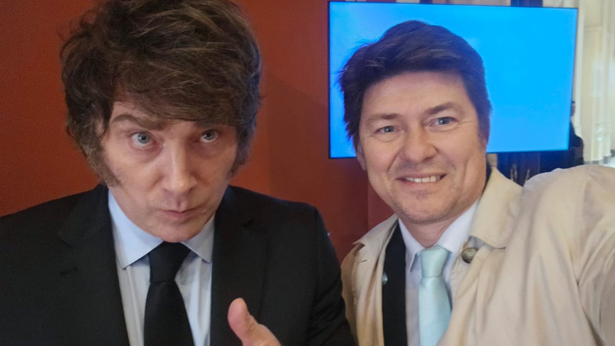 lisandroalm's tweet photo. Es increíble pasar la tarde aprendiendo sobre la Dolarización Endógena de mano del Presidente @JMilei. 

El conocimiento del tema y la pedagogía con la que nos enseñó en esta Master Class me deja sin palabras.

Es nuestra responsabilidad aprender para legislar correctamente. https://t.co/vOOHW2OQm2