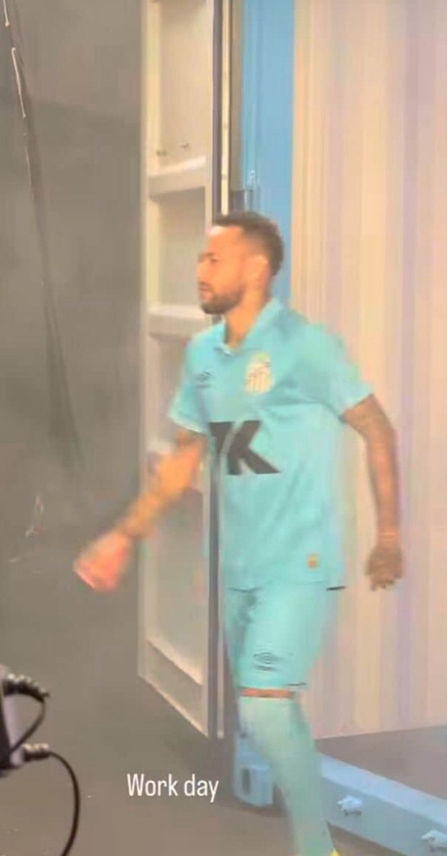 futebol_info's tweet photo. ⚠️ Vaza imagem do novo uniforme azul do Santos, em homenagem ao histórico uniforme da primeira passagem de Neymar pelo clube.

O lançamento está próximo.

🗞 | 📸 @lucas_musetti https://t.co/6cqeX08ju7