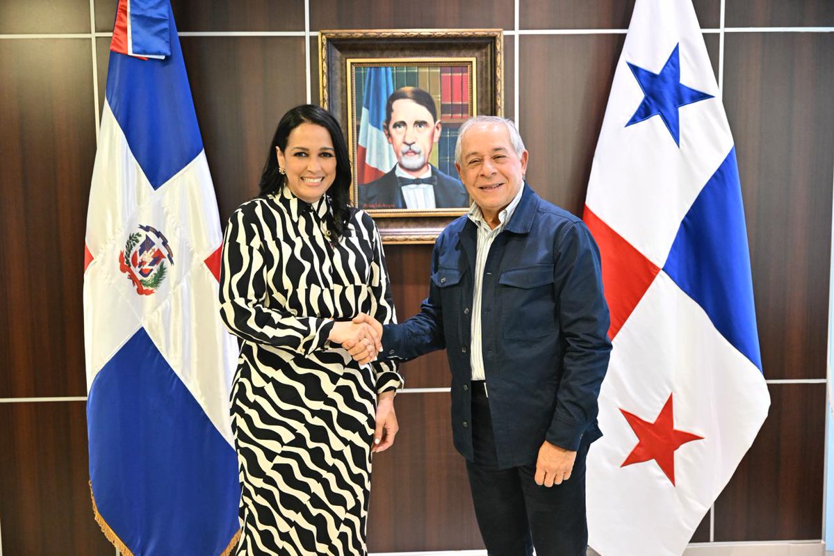 RDenPanama1's tweet photo. Así como la Biblioteca “Aída Cartagena Portalatín”.

Estuvieron presentes el equipo del INDEXPAN, liderado por su encargado, Nicanor Honrado, así como los funcionarios de esta misión.

#rdenpanama #VisitadeCortesia #ComunidadDominicana https://t.co/yn5ExewYRM