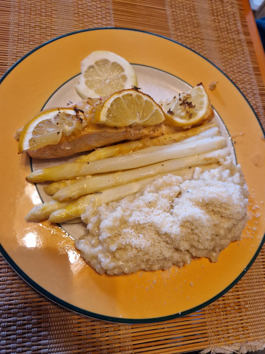 Liebe Twitterfreunde, ich wünsche Euch einen erholsamen Abend mit viel Seelennahrung! 🤗🍷💫

Bei uns gab es gerade Lachs mit Spargel in einer Honig- Senf- Zitronen-Soße und Zitronenrisotto mit Zitronen vom eigenen Baum. Nachher gibt es noch Erdbeer Tiramisu 😍