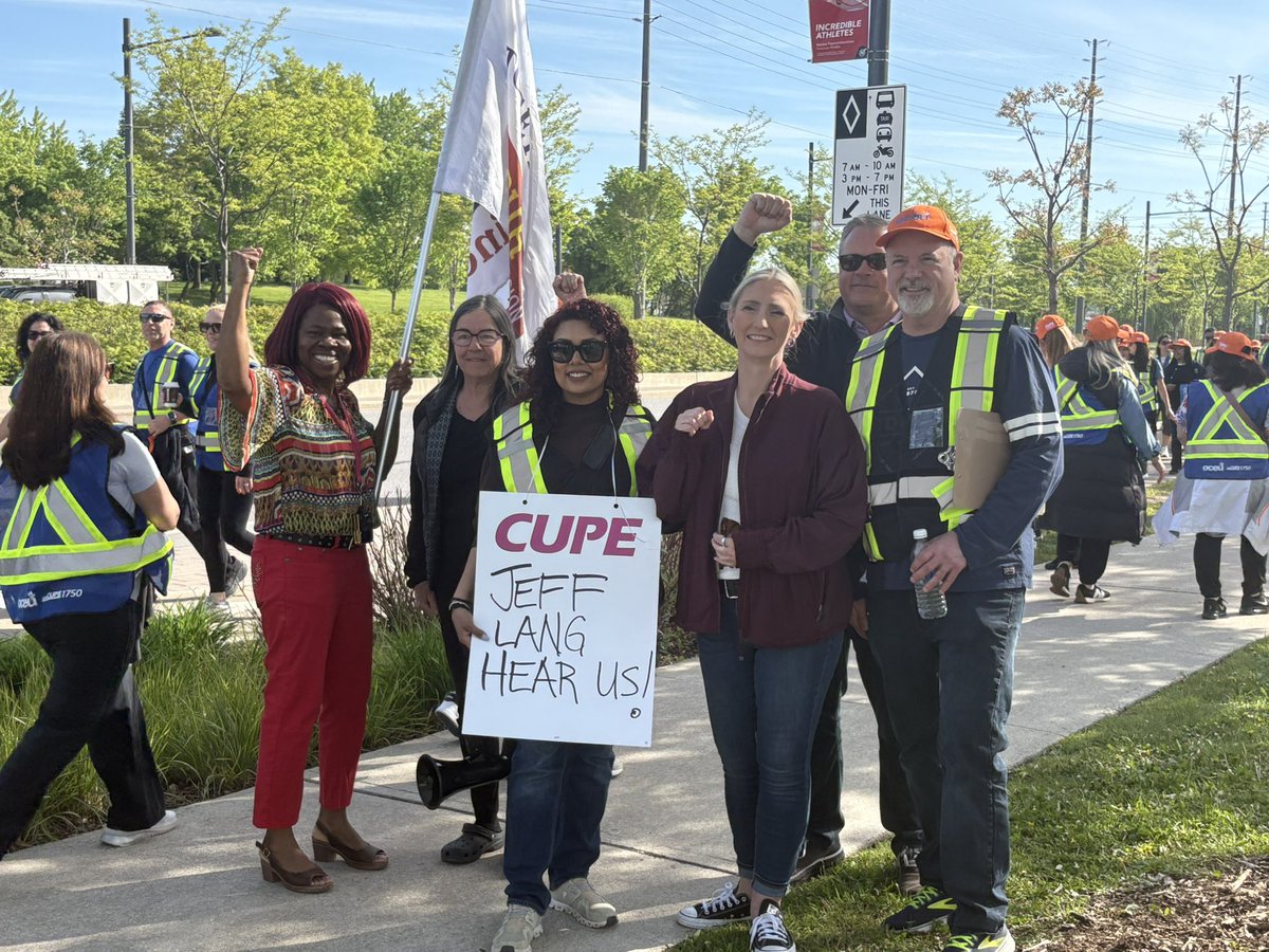waltonmom's tweet photo. From picket line to committee room, it is my honour to fight beside &amp; for all workers in Ontario. 

Workers in ON are proud to build, serve &amp; protect.  We need to recognize our common goals &amp; who truly is fighting to prevent us winning!💰to bosses doesn’t help workers

@OFLabour https://t.co/3I9ltp44Va