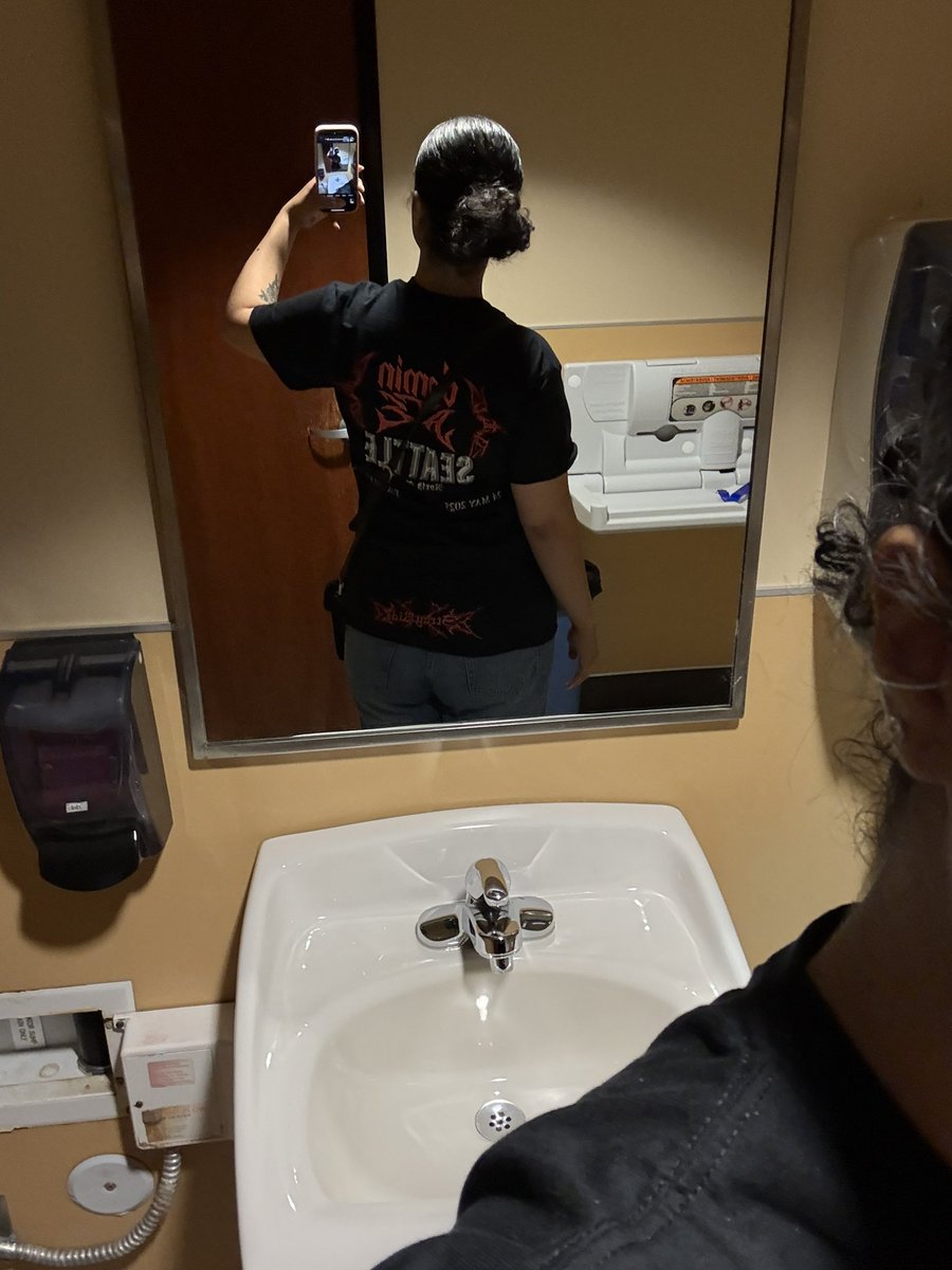 Nandioca's tweet photo. A camiseta mais cara do meu guarda roupa de longe https://t.co/id8o71qevV