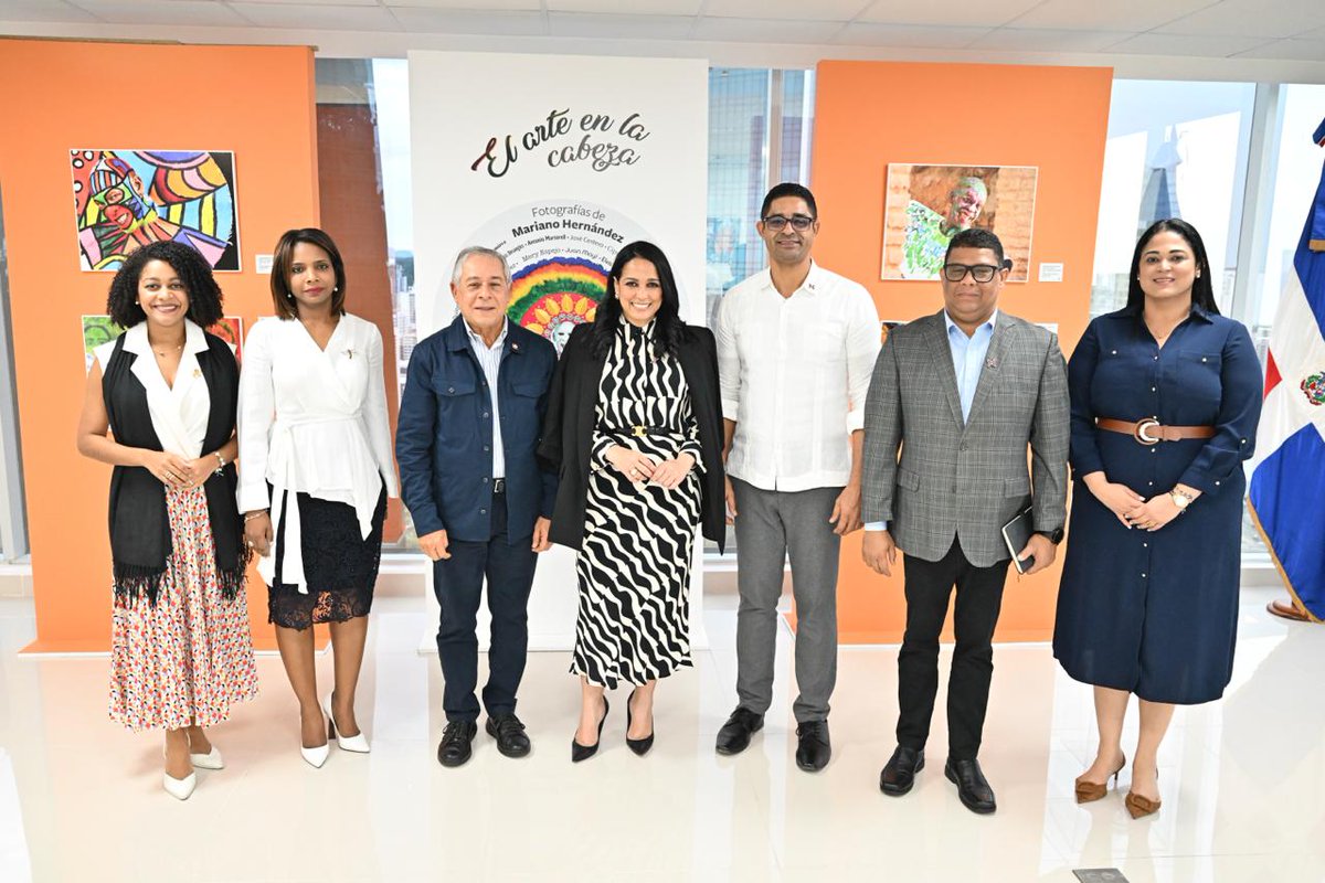 RDenPanama1's tweet photo. Durante la visita, se aprovechó la oportunidad para ofrecer un recorrido guiado por las instalaciones, concluyendo en nuestro Salón Cultural Pedro Mir donde se exhibe “El arte en la Cabeza - rostro e identidad”, a través del lente de Mariano Hernández. https://t.co/nzzMuuQAKk
