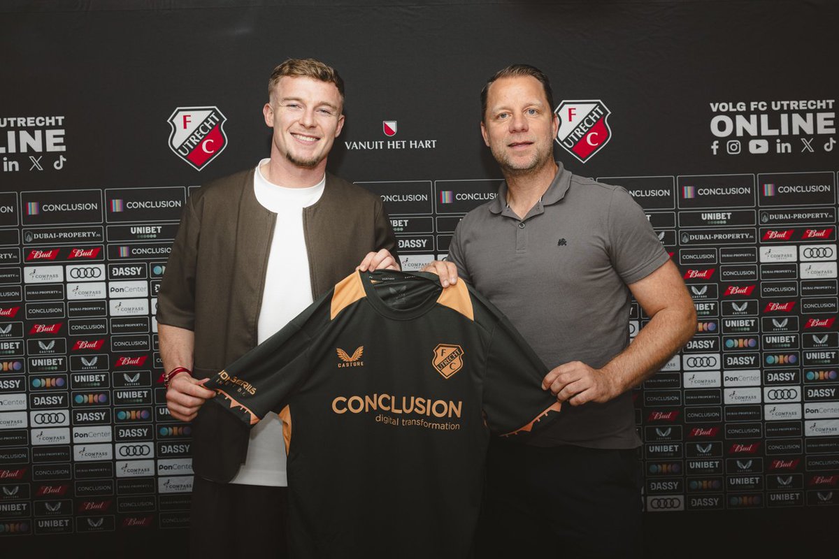 oranjefussball's tweet photo. Witte rook in Utrecht: Die Domstädter haben Derry John #Murkin verpflichtet und der 25-jährige Linksverteidiger unterschreibt für vier Jahre beim #FCUtrecht. Murkin war im Sommer 2023 vom Erstligisten FC Volendam zum FC Schalke 04 gewechselt. https://t.co/h3kHRtt39u