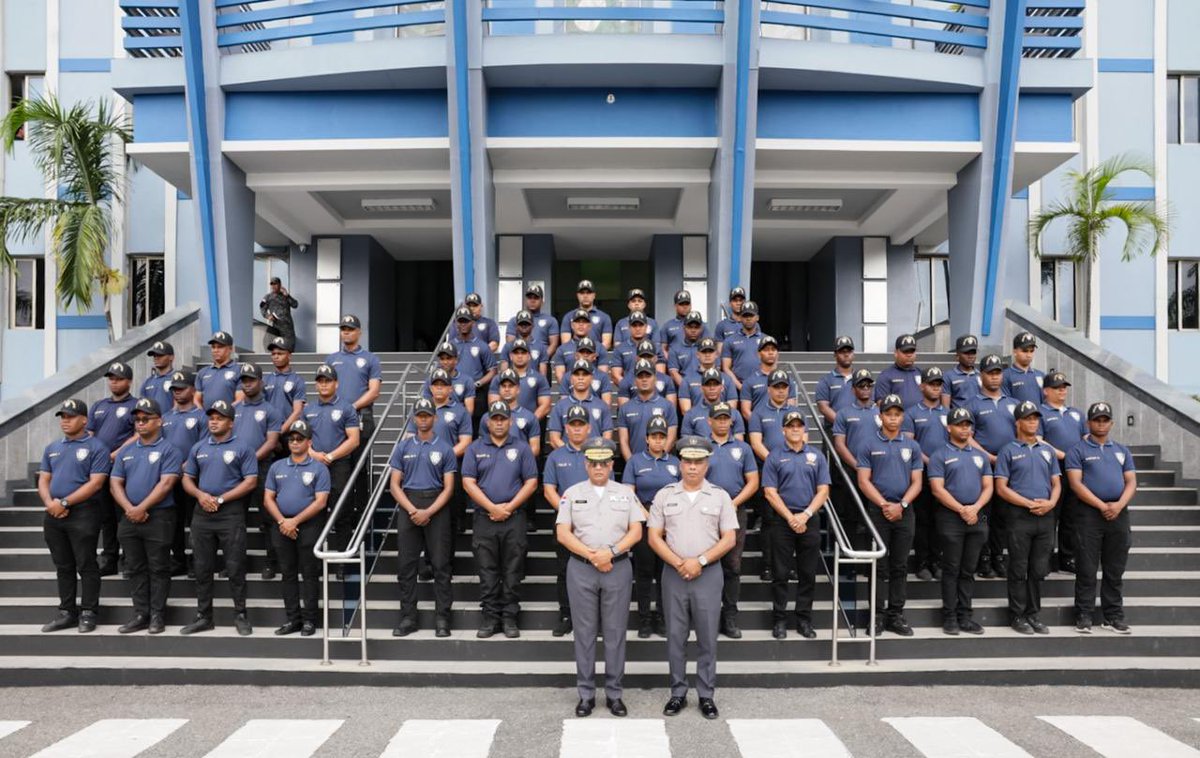 PoliciaRD's tweet photo. Director general PN sostiene encuentro con la mayor promoción de técnicos forenses en criminalística de la institución

➡️ Continué en nuestra página web: https://t.co/mFZiBvljpR https://t.co/ZKJYLvJs52