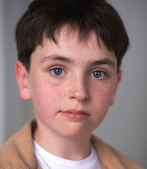 thiegonovais's tweet image. Novas fotos de Dominic McLaughlin, o Harry Potter da HBO.