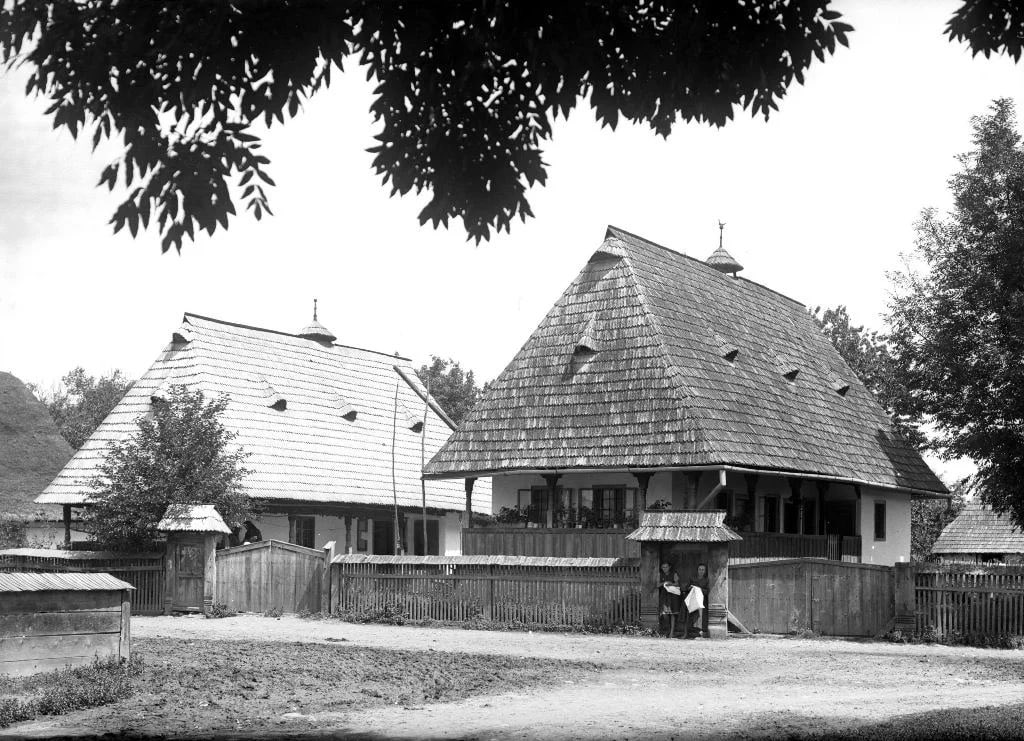 Хыжкы із села Вышково, округ Хуст. Чехословакія 1925 гід.
© Florian Zapletal
[eng] Cottages from the village of Vyshkovo, Khust District. Czechoslovakia, 1925.
#carpathorusyn #бляхы #rusnaks