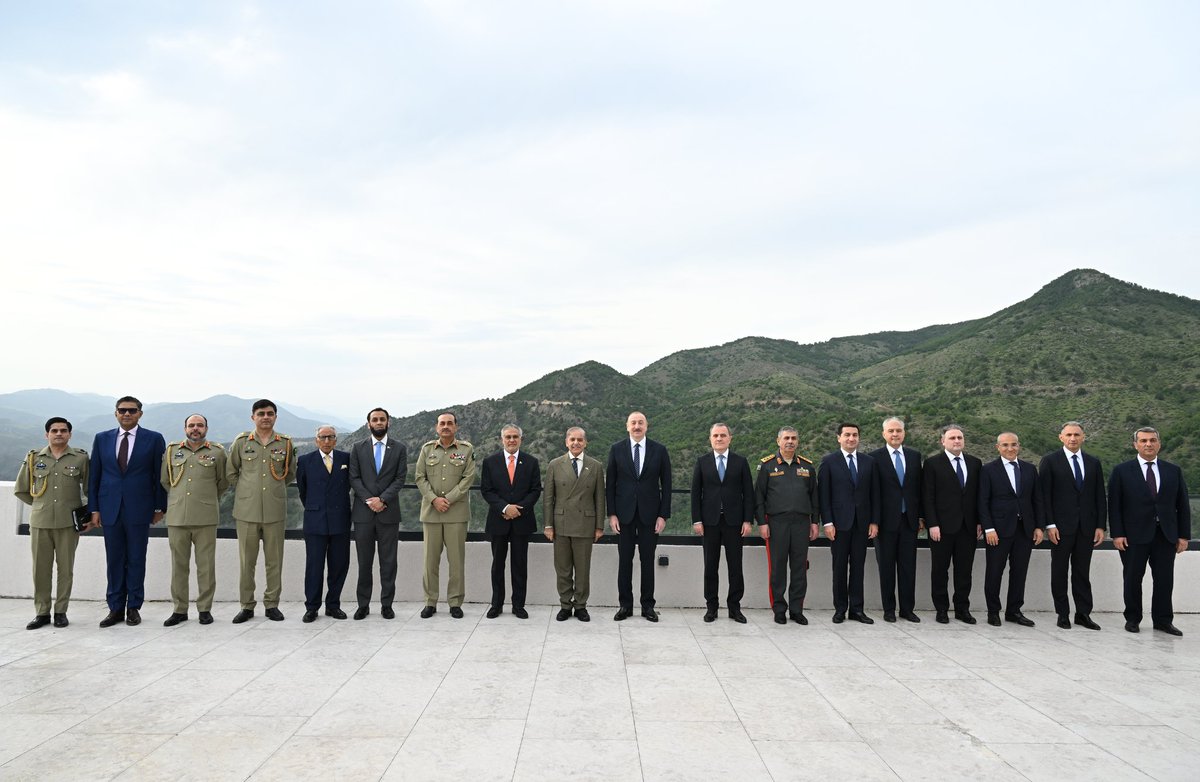 Azerbaijan President Ilham Aliyev Hosts Pakistani Prime Minister in Lachin

Lachin, Azerbaijan – Azerbaijan President Ilham Aliyev held an expanded meeting over luncheon with Prime Minister of the 
 Republic of Pakistan,  Shehbaz Sharif. The leaders discussed bilateral ties and