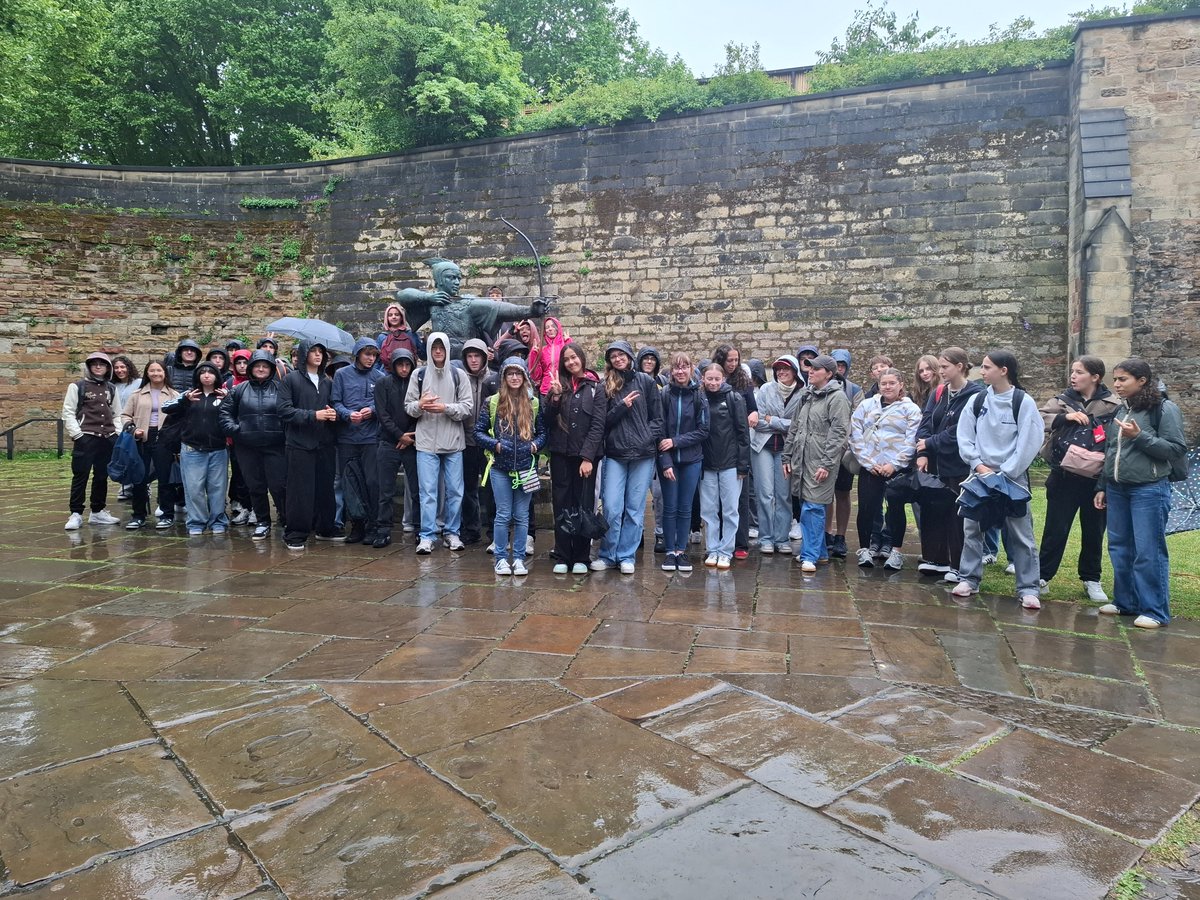 EzekialBone's tweet image. Despite the endless drizzle today, more French youth soldiered on & had their hearts and minds filled with the message of #Robinhood on his #OutlawTrail🎯Such a joy to connect with them & give them a lesson they won't forget🏹 @NottinghamHost @StMarysNotts @No1tingham #LoveNotts