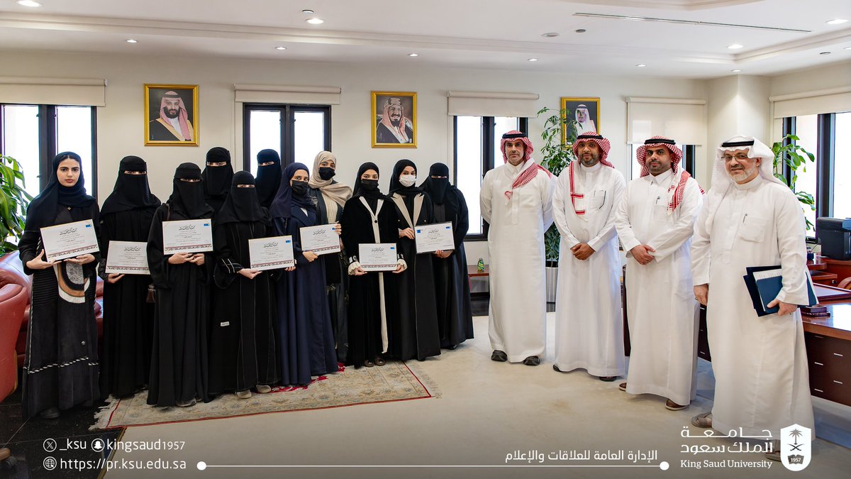 _KSU's tweet photo. سعادة نائب رئيس #جامعة_الملك_سعود للدراسات العليا والبحث العلمي أ.د. يزيد آل الشيخ يكرّم مجموعة من طالبات قسم الاقتصاد، بمشاركة مشرفيهم، تقديرًا لفوزهم بالمركز الأول في المشروع الريادي (وقد). https://t.co/64AWe02Dd0