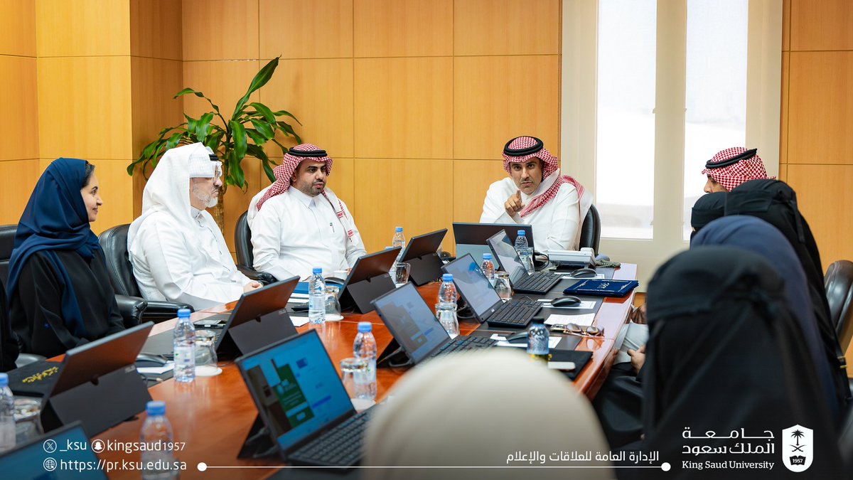 _KSU's tweet photo. سعادة نائب رئيس #جامعة_الملك_سعود للدراسات العليا والبحث العلمي أ.د. يزيد آل الشيخ يكرّم مجموعة من طالبات قسم الاقتصاد، بمشاركة مشرفيهم، تقديرًا لفوزهم بالمركز الأول في المشروع الريادي (وقد). https://t.co/64AWe02Dd0