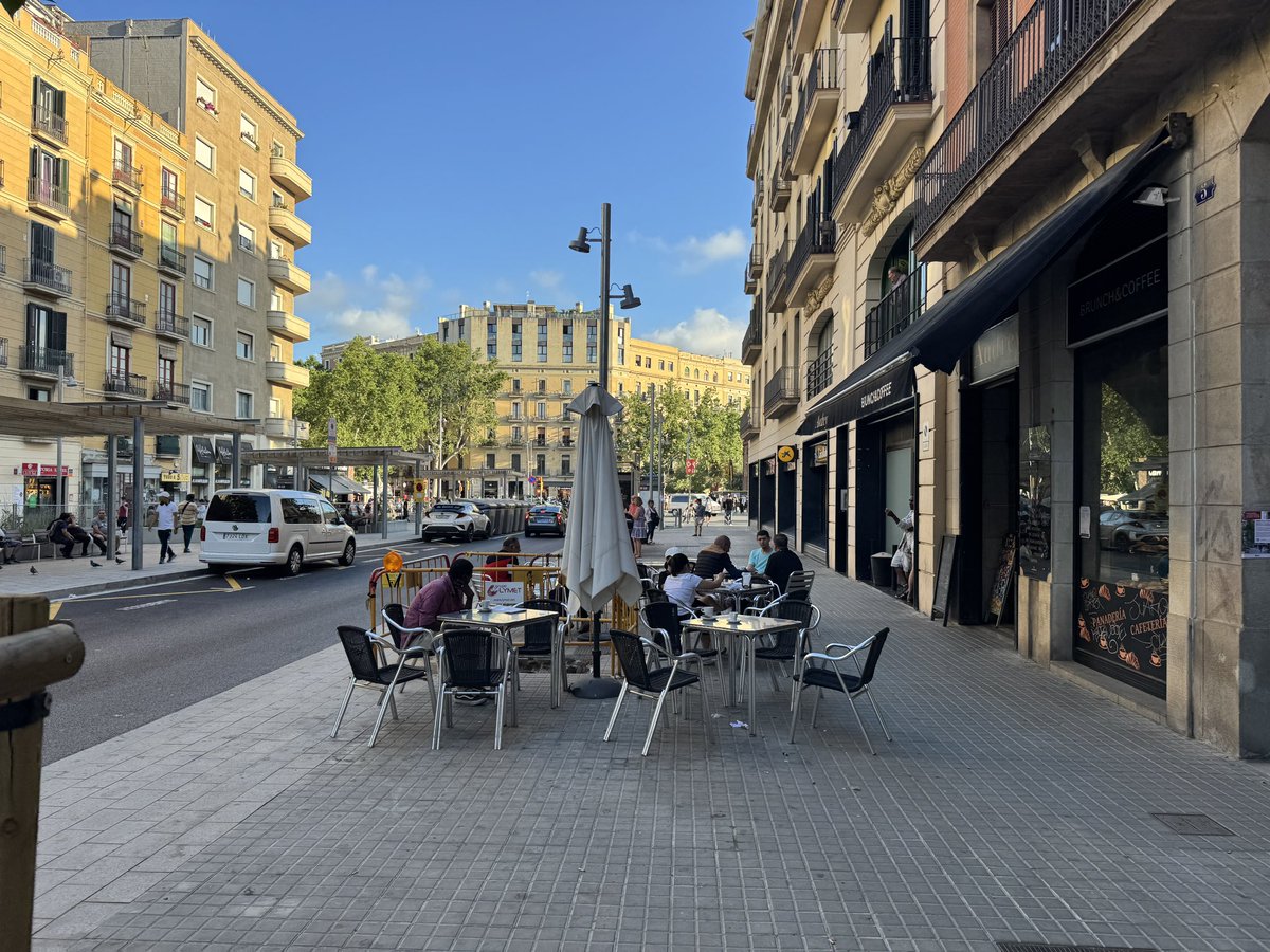 Cuidem Sant Antoni (@cuidemsant) on Twitter photo ⚠️ Ampliar la vorera de la Ronda Sant Antoni per que la terrassa de l’Audrey Brunch & Coffee deixi el mateix espai que abans als vianants.
<a href="/bcn_ajuntament/">Ajuntament de Barcelona</a> <a href="/GUBBarcelona/">Guàrdia Urbana Barcelona</a> <a href="/Bcn_Eixample/">BcnEixample</a> <a href="/laiabonetrull/">Laia Bonet</a> <a href="/villaverde_diaz/">Pedro Diaz Villaverde/❤️</a> <a href="/isabelpalleja/">Isabel Pallejà</a> <a href="/msendra2/">Marta Sendra</a> <a href="/PSCEixample/">PSCEixample</a> <a href="/EixampleEnComu/">Eixample en Comú</a> ⚠️ Ampliar la vorera de la Ronda Sant Antoni per que la terrassa de l’Audrey Brunch & Coffee deixi el mateix espai que abans als vianants.
<a href="/bcn_ajuntament/">Ajuntament de Barcelona</a> <a href="/GUBBarcelona/">Guàrdia Urbana Barcelona</a> <a href="/Bcn_Eixample/">BcnEixample</a> <a href="/laiabonetrull/">Laia Bonet</a> <a href="/villaverde_diaz/">Pedro Diaz Villaverde/❤️</a> <a href="/isabelpalleja/">Isabel Pallejà</a> <a href="/msendra2/">Marta Sendra</a> <a href="/PSCEixample/">PSCEixample</a> <a href="/EixampleEnComu/">Eixample en Comú</a>