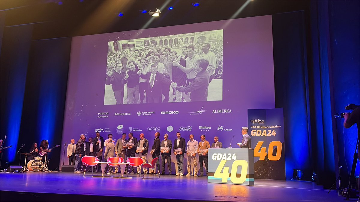 Y el reconocimiento especial de la tarde de hoy es para la plantilla del Gijón Baloncesto que hace 25 años consiguió el último ascenso de un equipo asturiano a la ACB