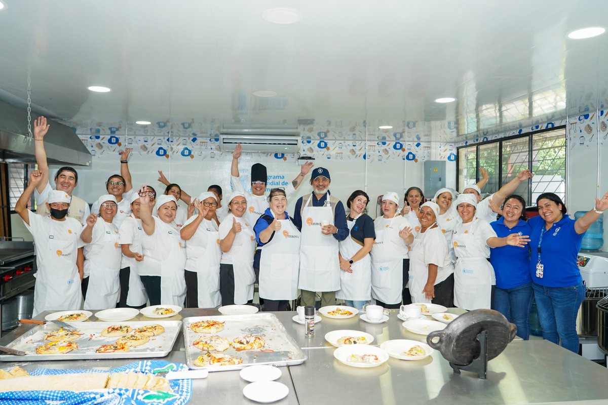 WFP El Salvador (Programa Mundial de Alimentos) (@wfp_sv) on Twitter photo ¡Transformando la alimentación escolar y fortaleciendo las comunidades!
Hoy, <a href="/rlwfp/">Riaz Lodhi</a> junto a Sheila Grudem, Directora Regional Adjunta de <a href="/WFP_es/">WFP Español</a>, evidenciaron el compromiso de WFP🇸🇻 con las comunidades a través de los programas:
👧Kitchen-In-A-Box
🍞 Innova ¡Transformando la alimentación escolar y fortaleciendo las comunidades!
Hoy, <a href="/rlwfp/">Riaz Lodhi</a> junto a Sheila Grudem, Directora Regional Adjunta de <a href="/WFP_es/">WFP Español</a>, evidenciaron el compromiso de WFP🇸🇻 con las comunidades a través de los programas:
👧Kitchen-In-A-Box
🍞 Innova