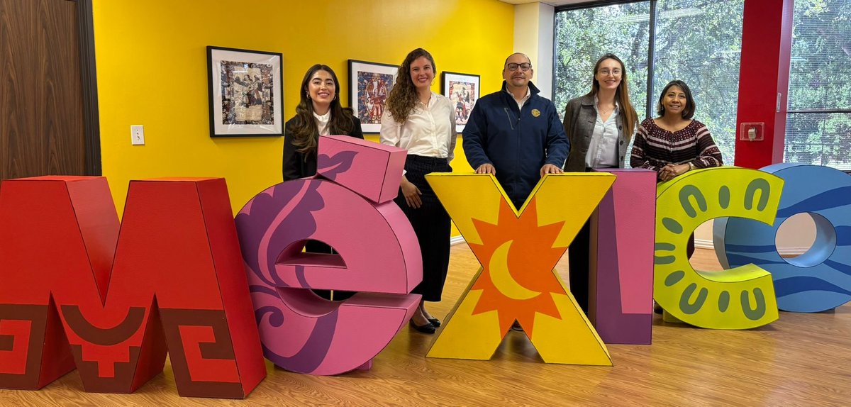 En <a href="/ConsulMexDal/">ConsulMexDal</a> tuvimos el honor de dar la bienvenida a Courtney Weeks, quien se suma al equipo directivo de <a href="/SMUTexasMexico/">Texas-Mexico Center</a>. Confiamos en que esta nueva etapa impulsará proyectos de investigación claves, que fortalezcan nuestra relación bilateral 🇺🇸⭐️🤝🇲🇽