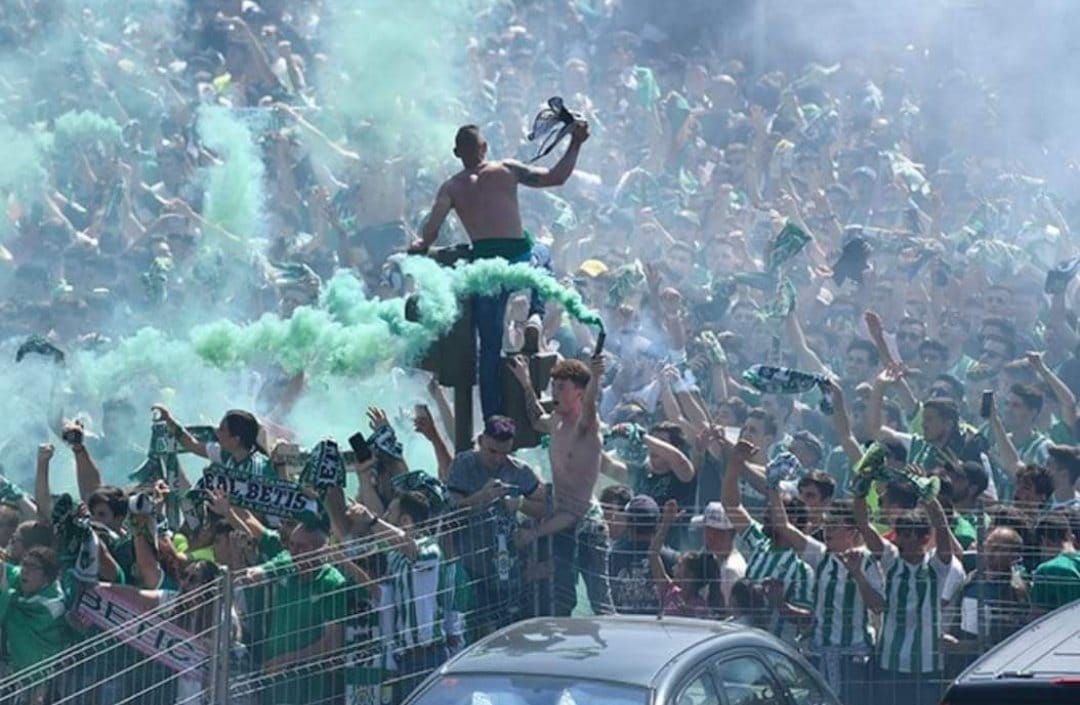 Estoy que voy a reventar de los nervios pero ahora mismo solo tengo una palabra, GRACIAS!. Gracias <a href="/RealBetis/">Real Betis Balompié 🌴💚</a> por esta ilusión, por poder compartir estos momentos con los mios, por sacarnos esta alegría desde el corazón...eso sí,MAÑANA A GANAR!. Ayer, hoy y siempre,<a href="/RealBetis/">Real Betis Balompié 🌴💚</a> !💚