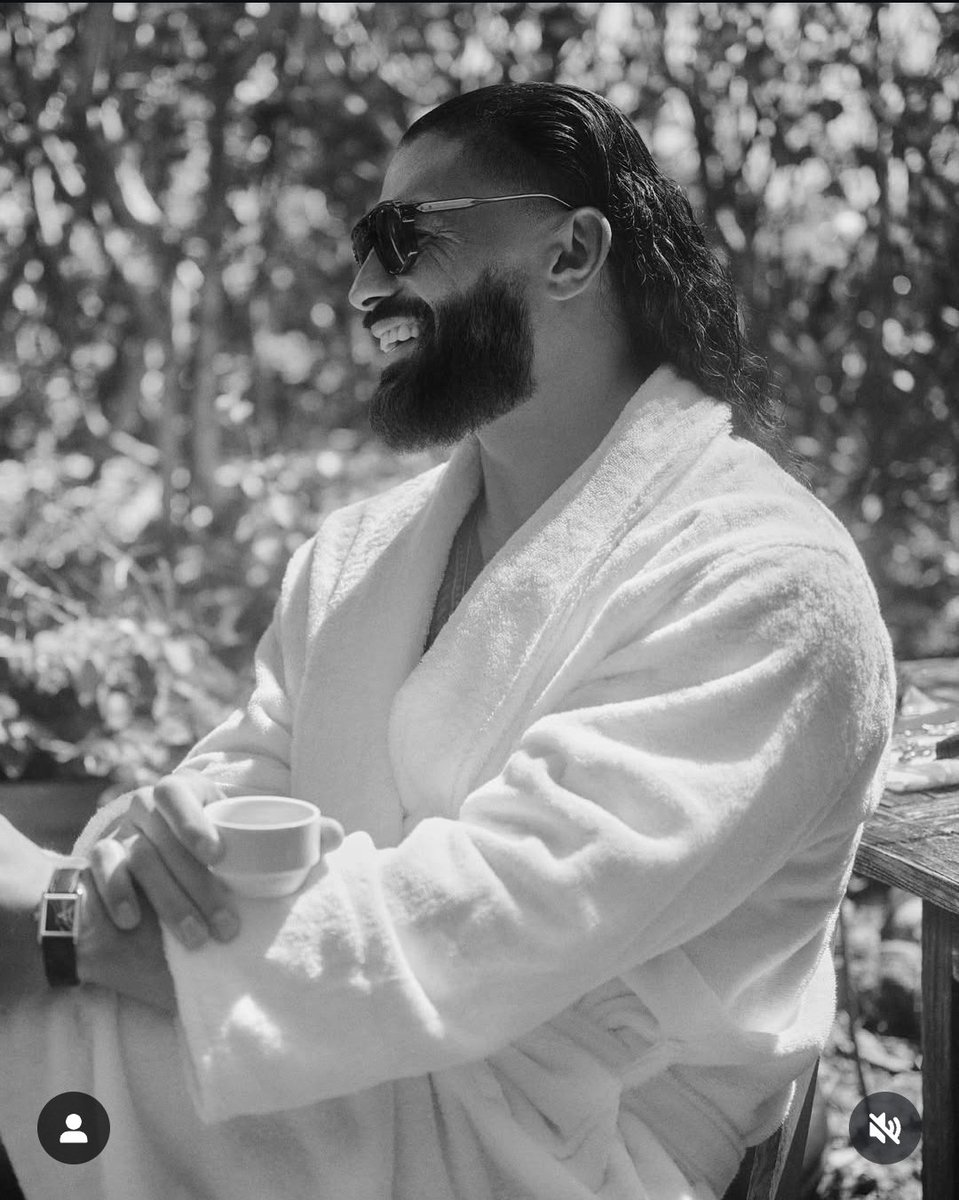 reignssupremacy's tweet photo. this photoshoot was so unserious 😭 https://t.co/7OL8q9qoY5