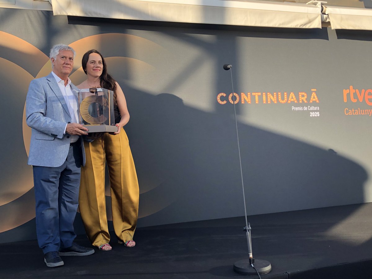 RTVE Catalunya (@rtvecatalunya) on Twitter photo 🖌️ El director de <a href="/radio4_rne/">radio4_rne</a>, <a href="/perebuhigas/">perebuhigas</a>, entrega un dels #PremisContinuarà a Bea Sarrias.
Per una forma única d'explicar el món a través de la pintura. #RTVECatalunya 🖌️ El director de <a href="/radio4_rne/">radio4_rne</a>, <a href="/perebuhigas/">perebuhigas</a>, entrega un dels #PremisContinuarà a Bea Sarrias.
Per una forma única d'explicar el món a través de la pintura. #RTVECatalunya
