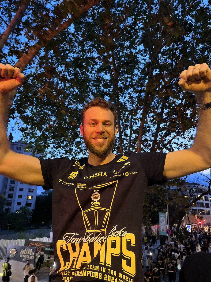 FBBasketbol's tweet photo. Nicolo! 💪
@NikMelli 

#YellowLegacy #EuroLeague https://t.co/JMFf2ImJ9M