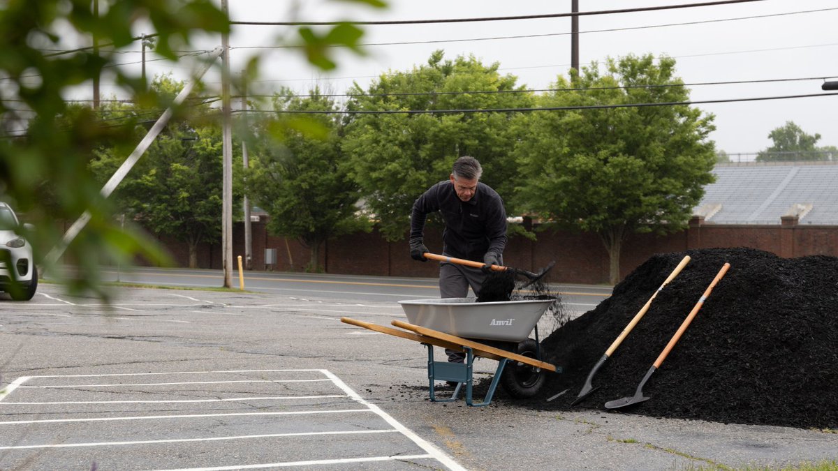 bostoncatholic's tweet photo. Last week at Service Week, Pastoral Center employees rolled up their sleeves and got their hands dirty cleaning up the landscaping (and pews) at Our Lady of Good Counsel (Methuen), St. James (Haverhill), and St. John (Haverhill).

#ServiceWeek #BostonCatholic https://t.co/jvGtODO3Yh